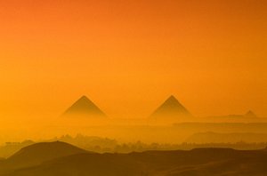 Egypti; Vanha valtakunta; Gizan ylätasanko; Gizan pyramidit; Khufu; Khafre; Menkaure tekijältä Kenneth Garrett
