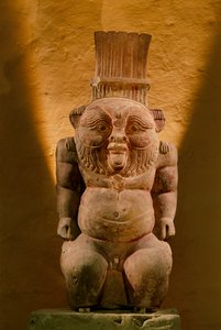 Bes-jumalan kalkkikivipatsas, myöhäiskausi, 2002 (kuva) tekijältä Kenneth Garrett