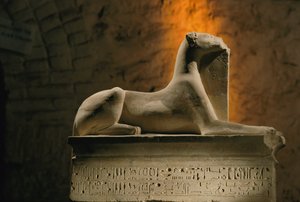 Kalkkikivipatsas, jossa sakaali-jumala Anubis on kyyristynyt sarkofagin muotoisella alustalla..., 2002 (kuva) tekijältä Kenneth Garrett