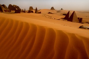 Meroen pyramidit, Begarawiyan pyramidit, Sudan, Nubia, Mustat faaraot, kolmas välivaihe..., 2007 (kuva) tekijältä Kenneth Garrett
