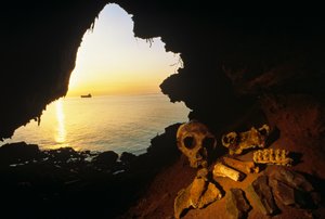 Nendertalilaisen naisen kallo, hiutaloituja työkaluja ja kivikautisen vuohen luita, Gibraltar, I..., 2008 (kuva) tekijältä Kenneth Garrett