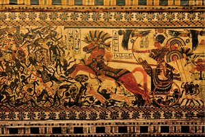 Maalattu laatikko kuvaa Tutankhamonia soturina vaunuilla nubialaisia jahtaamassa, 2007 (kuva). tekijältä Kenneth Garrett