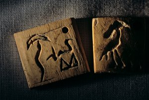 Norsunluun etiketti, varhaisin kirjoitus, Dr. Gunter Dreyer, Egypti, 2005 (kuva). tekijältä Kenneth Garrett