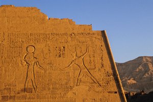 Ramses III lyömässä vihollisia, päätemppeli, pyloni, Medinet Habu, Uusi valtakunta, Egypti, maisemakuvaus tekijältä Kenneth Garrett