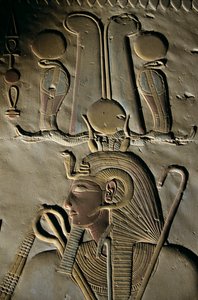 Reliefi Seti I:n temppelistä Abydosissa, Egypti, Abydos; veistos; hahmo; Seti; jumala; kruunu..., 2005 (kuva) tekijältä Kenneth Garrett