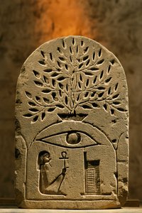 Hiekkakivinen stela Osiris-jumalalle, 2002 (kuva). tekijältä Kenneth Garrett