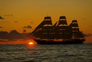Square Rigger; Dar Pormorza,Sail race, Operation Sail Tall Ships; Sail Training Assoc... tekijältä Kenneth Garrett