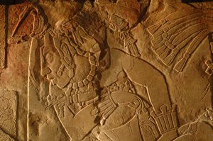 Temppeli 19 valtaistuinpenkki, Palenque, Meksiko, Akhal Mo Nabin kaiverrus, 2005 (kuva) tekijältä Kenneth Garrett