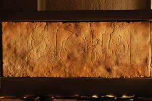 Temppeli 19 valtaistuinpenkki, Palenque, Meksiko, Akhal Mo Nabin kaiverrus, 2005 (kuva) tekijältä Kenneth Garrett