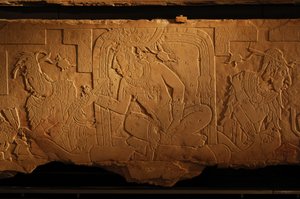 Temppeli 21 valtaistuinpenkki, kuningas Akhal Mo Nabin veistos, Palenque, Meksiko, 2005 (kuva) tekijältä Kenneth Garrett