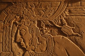 Temppeli 21 valtaistuinpenkki, kuningas Akhal Mo Nabin veistos, Palenque, Meksiko, 2005 (kuva) tekijältä Kenneth Garrett