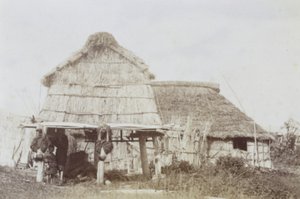 Ainu-aita ja ainulapset, n. 1890-luku (gelatiinihopeaprintti) tekijältä Kenzô Tamoto