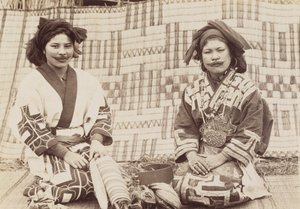 Ainu Women, noin 1890-luku (gelatiinihopeaprintti) tekijältä Kenzô Tamoto