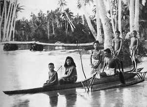 Samoalainen kanootti tukijaloilla ja sen matkustajat, 1902 tekijältä Kerry and Co