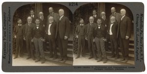 "Booker T. Washington ja arvovaltaisia vieraita, Tuskegee-instituutti, Alabama", huhtikuu 1906 (kuva). tekijältä Keystone View Company