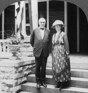 Presidentti ja rouva Harding kotonaan, Marion, Illinois, USA, c1921-c1923 tekijältä Keystone View Company