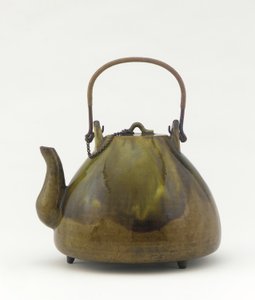 Minato-teepannu, teekannu (dobin), 1800-luvun puoliväli (keramiikka lyijykupariketjulla, kupari- ja rottinkikahvalla) tekijältä Kichibei Ueda