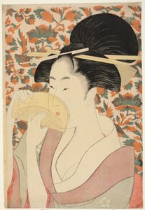 Nainen pitelee kilpikonnankuorista hiuskampaa tekijältä Kitagawa Utamaro