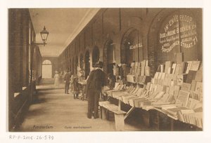 Aaron Eliazer van Kollemin kirjakioski Oudemanhuispoortissa Amsterdam Old Manhuispoort (otsikko esineessä) tekijältä Knackstedt and Näther