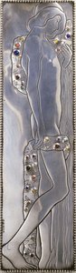 Valkoiseksi maalatun Wiener Werkstatten yhden hengen sängyn upotettu paneeli, joka kuvaa alaston androgyyniä hahmoa (yksityiskohta), n. 1904 (hopea, lapis lazuli, kuukivet, malakiitti, koralli, puu) tekijältä Koloman Moser