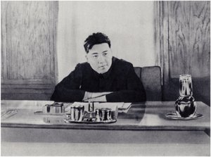 Tovarășul Kim Il-sung la biroul său de la Consiliul Popular din Coreea de Nord (lito)finlandeză tekijältä Korean Photographer