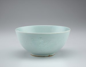 Kulho, jossa kukka-suihkukoriste kohokuvioituna, 1800-luku tekijältä Korean School