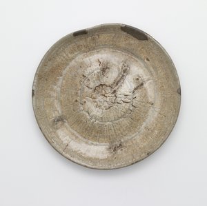 Astia, 1400-luvun puoliväli (kivitavara valkoisella upotekoristeella läpinäkyvän lasitteen alla, kultalakkakorjauksia) tekijältä Korean School