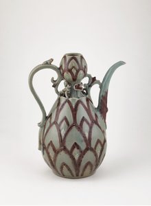 Ewer, 1200-luvun puoliväli (kivitavara, jossa kuparinpunainen pigmentti ja valkoinen liuska seladonlasitteen alla) tekijältä Korean School