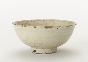 Teekulho (koraijawan), 1500-luvun loppu - 1600-luvun alku (posliini läpinäkyvällä lasiteella, kultalakkakorjauksia) tekijältä Korean School