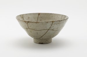 Teekulho (koraijawan), 1500-luvun toinen puoli (posliini läpinäkyvällä, vaaleansinisellä lasiteella, kultalakkakorjauksia) tekijältä Korean School