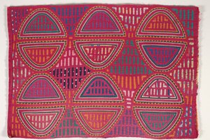 Shirt Panel (mola), n. 1950 (applikoitu puuvilla) tekijältä Kuna Indian Culture
