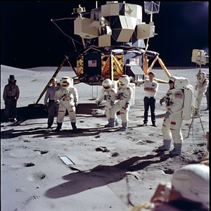 Ryhmä ihmisiä tv-kameran kanssa näyttämään väärennettyä Apollo 11 -projektia 1