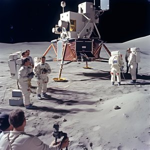 Ryhmä ihmisiä tv-kameran kanssa näyttämään Apollo 11 -projektin väärennöksiä 2