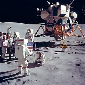 Ryhmä ihmisiä tv-kameran kanssa näyttämään väärennettyä Apollo 11 -projektia 3