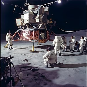 Ryhmä ihmisiä tv-kameran kanssa näyttämään väärennettyä Apollo 11 -projektia 4