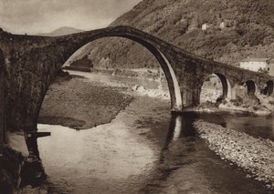 Italia: Paholaisen silta lähellä Luccaa (valkoinen kuva) tekijältä Kurt Hielscher