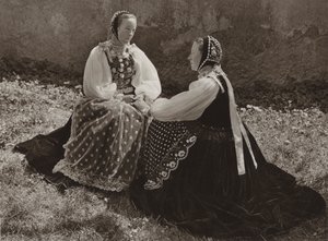 Romania: Lechinta, saksilaiset tytöt sunnuntaiasuissa (m/w kuva)