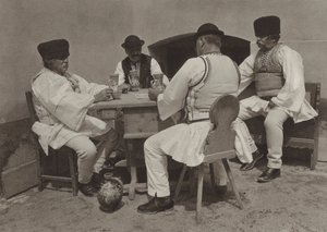 Romania: Poiana-Sibiului, Nauti lasillinen viiniä (m/w kuva) tekijältä Kurt Hielscher