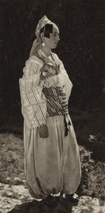 Jugoslavia: Prizren, Naiset kansallispuvussa (m/w kuva)