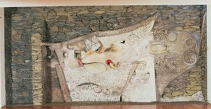 "Merzbarn" -seinien kohokuvio tekijältä Kurt Schwitters