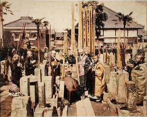 Japanilainen hautajainen (käsinvärinen albumiiniprintti) tekijältä Kusakabe (attr. to) Kimbei