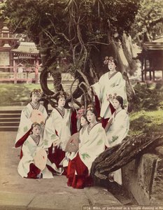 Miko, tai Performing in A Temple Dancing at Nara, noin 1890