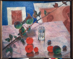 Asetelma vaaleanpunaisena. (pöydän kulmassa, kaiverrusten edessä, lasillinen vettä, omenapuun oksa, luumut ja tomaatit). Kuzma Sergejevitš Petrov Vodkin (Petrov-Vodkin) (Kouzma Petrov Vodkin) (Petrov-Vodkin) (1878-1939), öljymaalaus tekijältä Kuzma Sergeevich Petrov Vodkin
