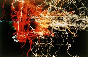 Ohne Titel (Automaattiset ajovalot valkoinen, oranssi ja punainen, liikenne kiemurtelee) tekijältä Laszlo Moholy Nagy