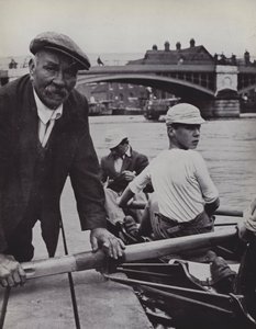 Rafts, Eton, Froggie valvoo alukseen nousua (m/w kuva) tekijältä Laszlo Moholy Nagy