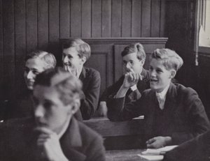 Oppimisen kevyempi puoli, jako New Schoolsissa, Eton (m/v kuva) tekijältä Laszlo Moholy Nagy