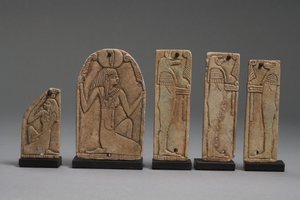 Maatia, Nephthystä ja Horuksen poikia esittävät laatat, myöhäisdynastinen kausi (fajanssi) (ks. myös 325656, 325657 ja 325658). tekijältä Late Period Egyptian