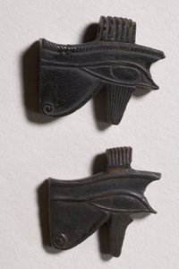 Kaksi wedjat-silmäamulettia (obsidiaani)