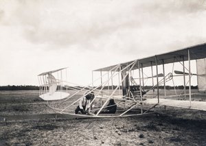 Leon Bollee työskentelee Wrightin veljesten koneessa, n. 1909 tekijältä Leon Bollee