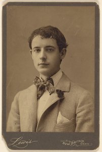 Walter Thomas [nuori mies rusettisolmio ja neilikka takin kauluksessa] tekijältä Lewis